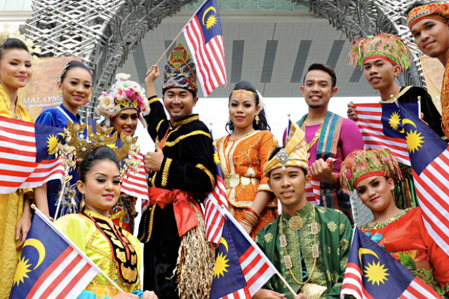 Численность малайзии. Юго-Восточная Азия малайцы. Малайцы народы Юго-Восточной Азии. Малайцы Сингапур. Малайцы Малайзии.